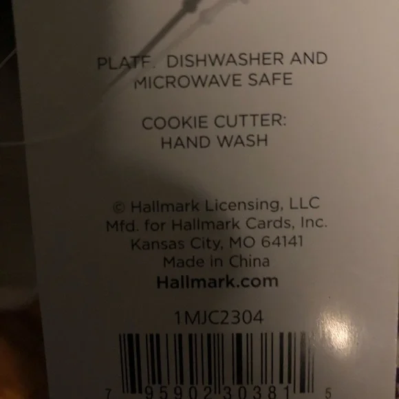 NWT Hallmark gingerbread cookie cutter and plate - Picture 4 of 4